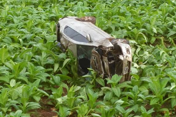 Duas pessoas ficaram feridas após o motorista do 

Cobalt perder o controle, capotar e sair da pista