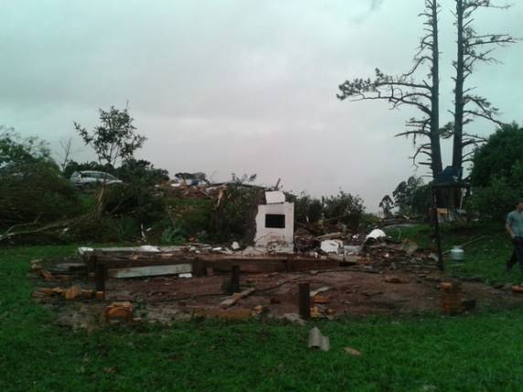 Quatro residências foram destruídas; escola 

suspendeu aulas em Chapecó