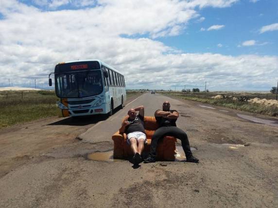 Sofá foi deixado dentro 

de buraco na RS-786 no Litoral Norte do RS