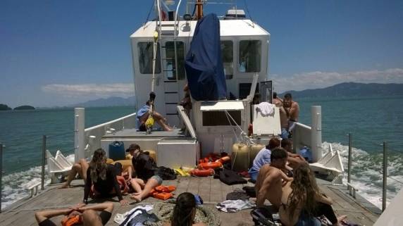 Barco 

levava pessoas para fazer mergulho no local, em Florianópolis