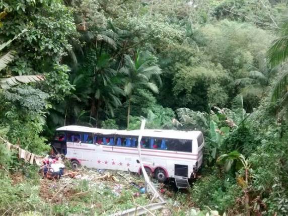 Pelo menos cinco pessoas morreram em colisão neste domingo (22)