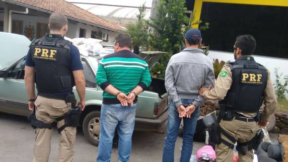 Entorpecente foi encontrado em um fundo falso dentro do 

porta-malas do veículo