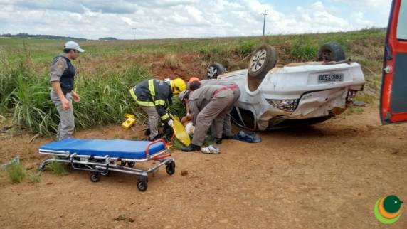 Durante o capotamento, a vítima foi ejetada e acabou ficando 

embaixo do automóvel