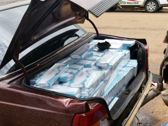 Também foram encontradas em outro veículos 20 

mil carteiras de cigarros.
