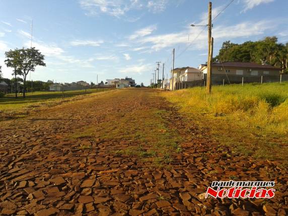 Ladrões estouraram as três fechaduras de uma das portas da casa