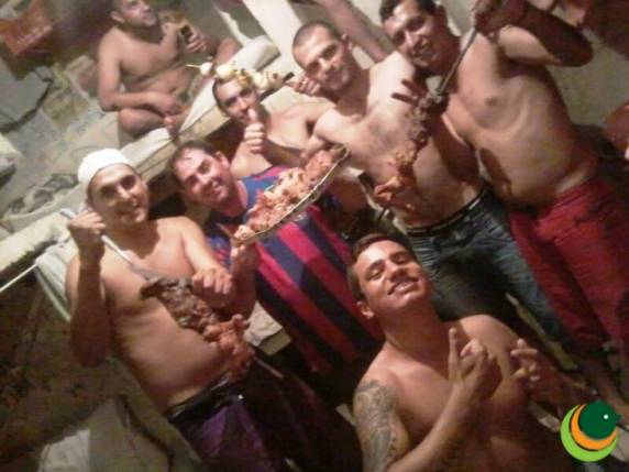 Os presos fazem pose para a foto demonstrando a confraternização