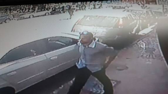 Confronto ocorreu após assalto à joalheria; um assaltante ficou ferido e outro foi preso