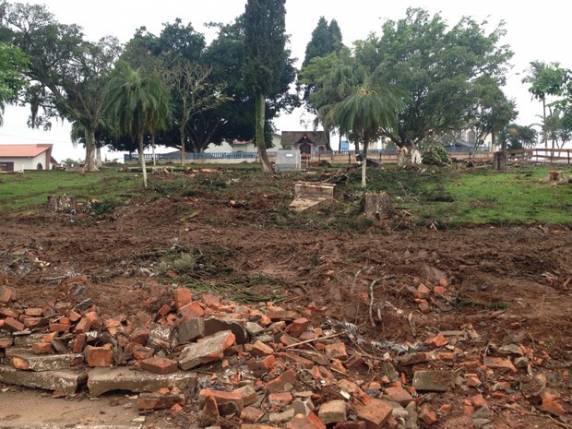 Após serviço, restaram troncos e galhos no chão, e até partes sem grama