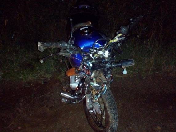Acidente envolveu um carro e uma moto 

por volta das 2h deste domingo (6)