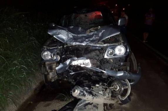 Segundo a PRF, o 

carro saía da Via Expressa e entrava na rodovia quando atingiu a moto