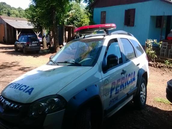 Pais encontraram a menina morta sobre a cama