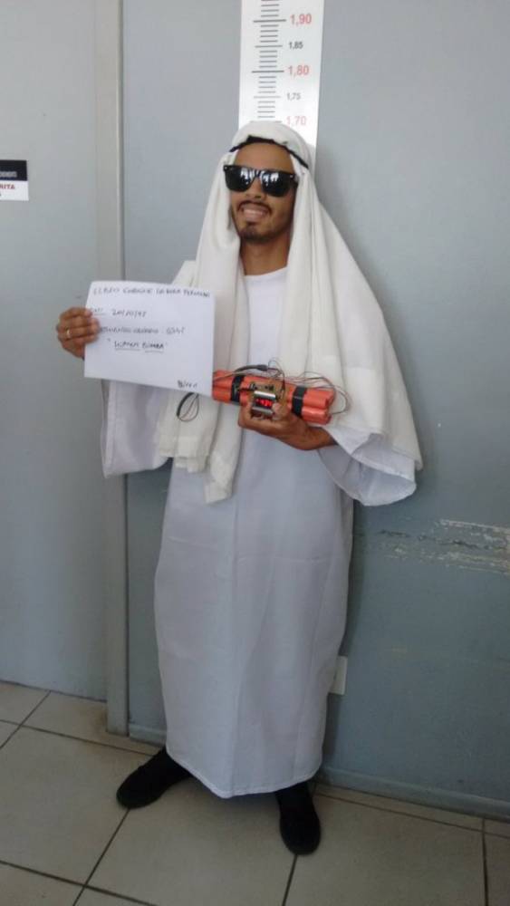 Homem de 20 anos vestido com túnica branca estava com simulacro de dinamite. Ele foi liberado após pagar fiança