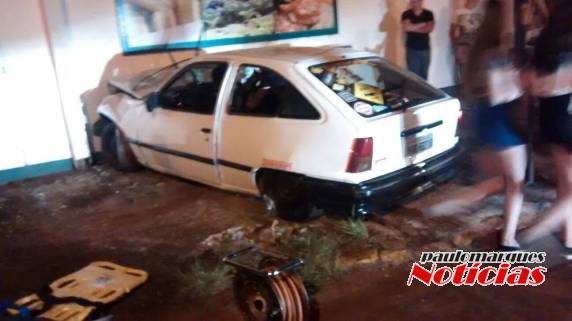 Quatro ocupantes tiveram ferimentos. O motorista e três mulheres que o acompanhavam 