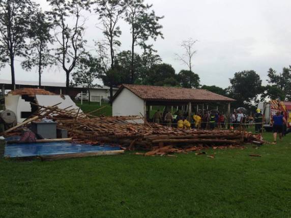 Gestante e crianças precisaram ser socorridos por bombeiros e Samu