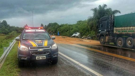 Carga é derramada na rodovia