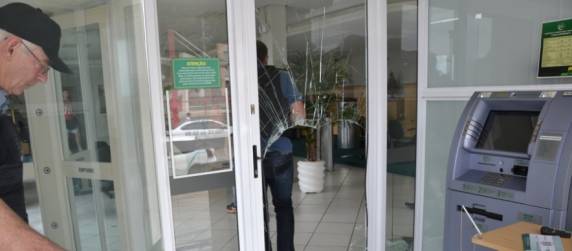 Bandidos fortemente 

armados fizeram escudo humano na rua e levaram dinheiro das instituições