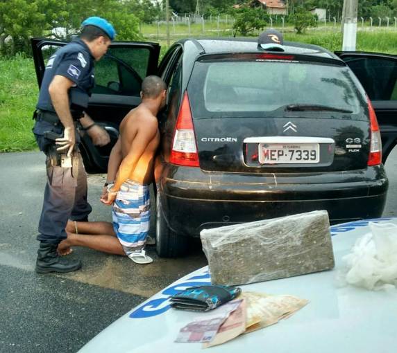 Ele recebeu ordem de parada na Praia de Laranjeiras, fugiu, mas foi alcançado em Taquaras