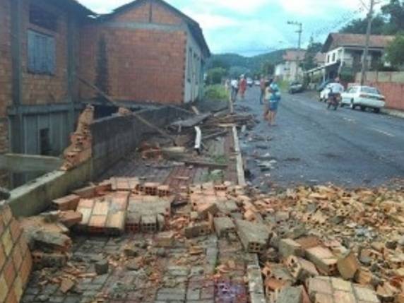 Segundo a PM, ela caminhava com duas crianças, que tiveram 

escoriações
