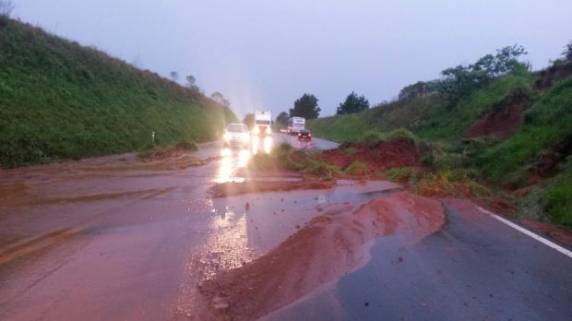 Trecho está em meia pista; queda de barreira foi causada pela chuva