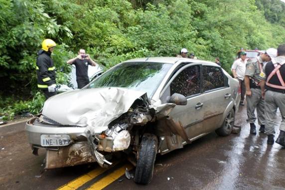 Colisão entre dois carros aconteceu na tarde dessa quarta-feira