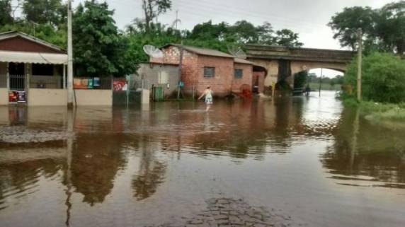 Chuva tirou de casa pelo menos 70 famílias, diz 

prefeitura