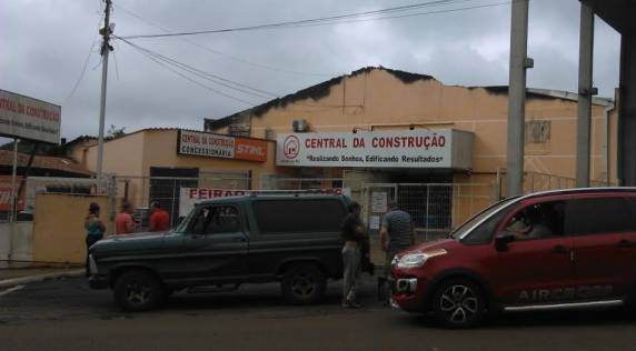 Loja Central de Construção foi atingida pelo sinistro no início da madrugada
