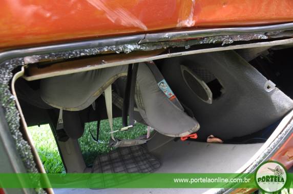 Monza colidiu na traseira de Corsa que capotou em pátio de residência