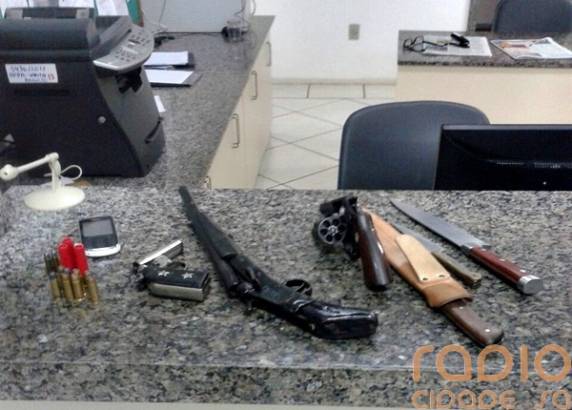 Eles estavam em um veículo com armas de fogo e facas
