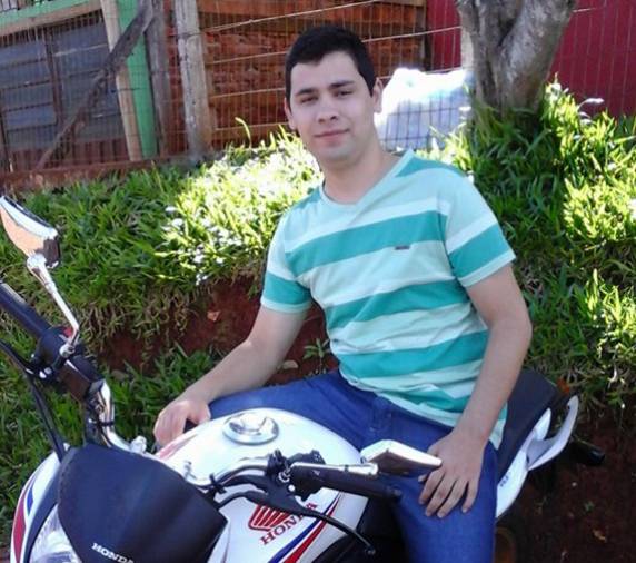 O jovem não resistiu aos ferimentos e morreu depois de bater com a motocicleta em vagões de trem