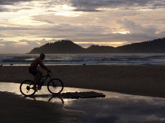 Há chance de chuvas na região litorânea, diz o meteorologista Puchalski