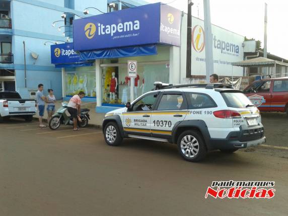 Parte da vitrine da loja foi quebrada