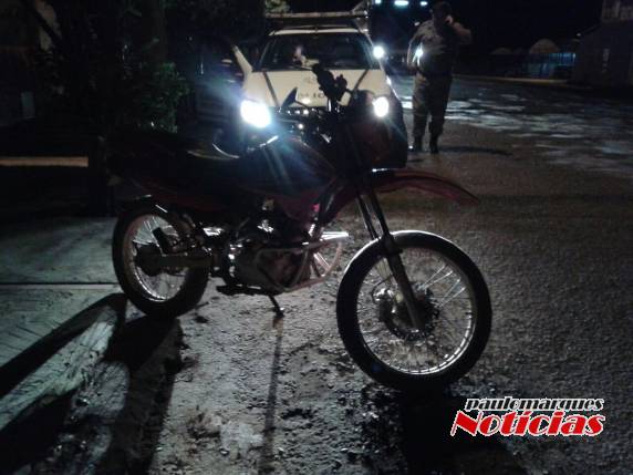 Veículo ciclomotor foi abandonado em via publica 