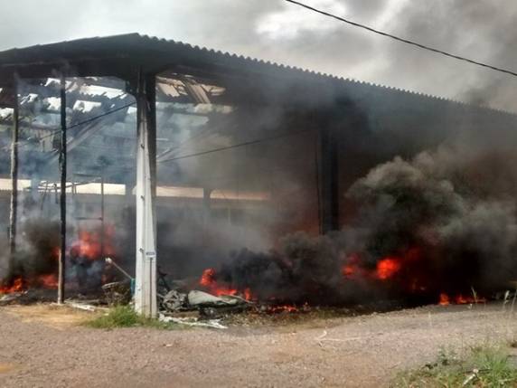 Segundo Corpo de Bombeiros, local foi totalmente consumido por chamas