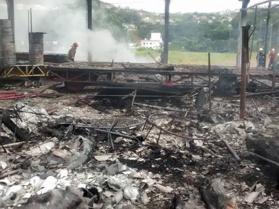 Segundo Corpo de Bombeiros, local foi totalmente consumido por chamas