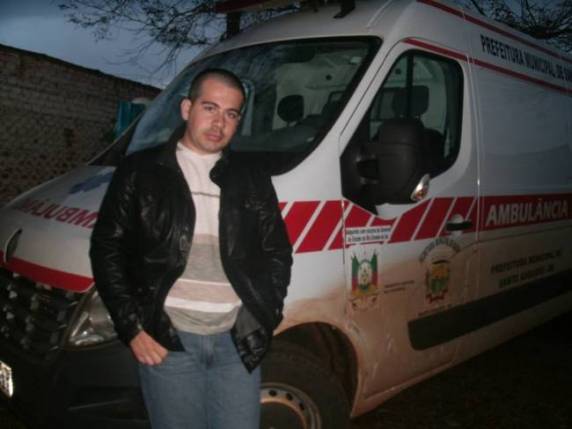 O pai dele também foi ferido e encontra-se hospitalizado