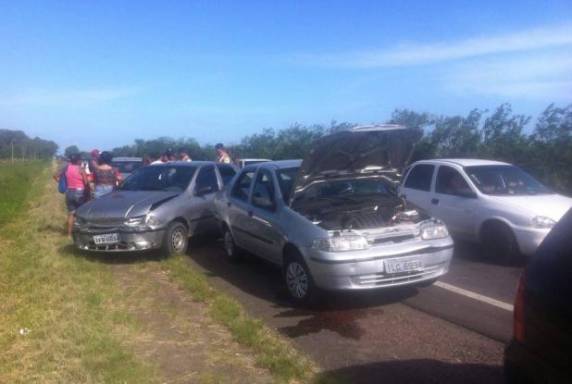 Mulher grávida de cinco meses e garoto de seis anos ficaram feridos no acidente