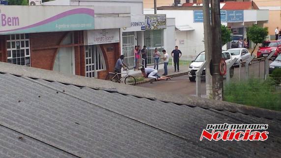 O caso aconteceu no final da tarde no centro da cidade; um funcionário da loja 

conseguiu imobilizar o homem