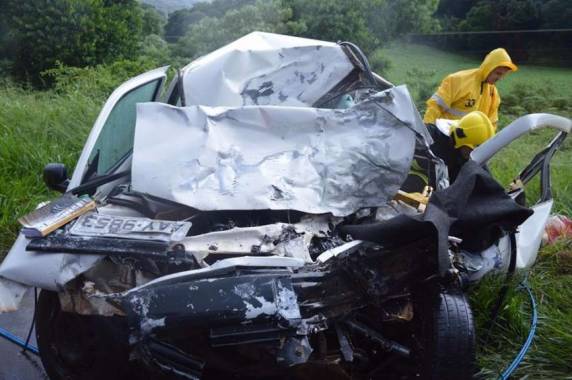 A colisão envolveu um automóvel e um caminhão