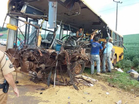 Colisão também 

envolveu 2 caminhões, na PR-082, em Engenheiro Beltrão