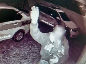 Homem pulou muro de pelotão com combustível e ateou fogo em carro