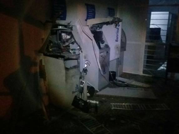 Assaltantes atacaram agência na madrugada desta quinta-feira (14)