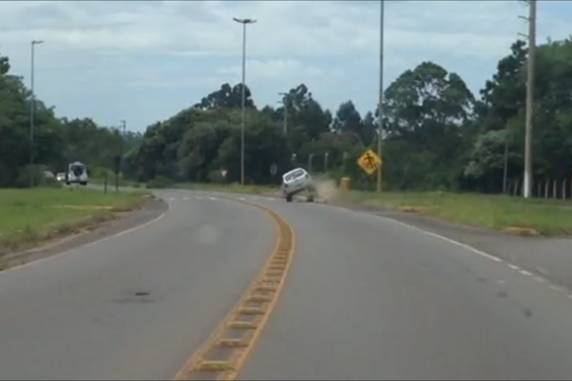 Nas imagens é possível ver a motorista invadir a pista contrária e depois sair com o veículo para o acostamento