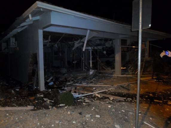 Único banco da cidade foi invadido por 3 homens armados na madrugada