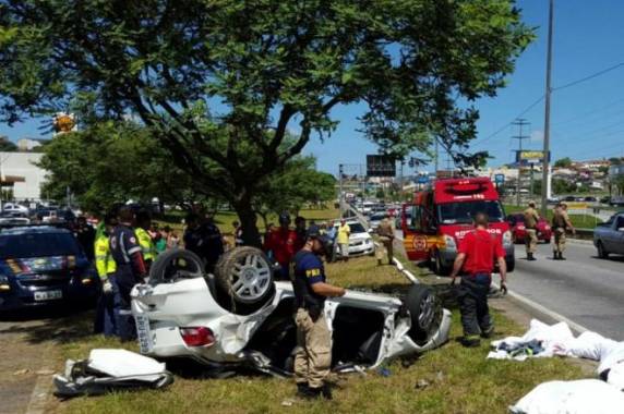 8 mortes foram registradas no sábado, acidente mais grave teve 4 mortes