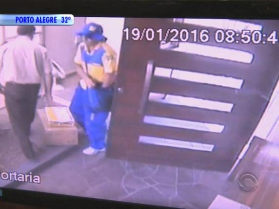 Uma mulher e quatro homens - um deles vestido de carteiro - participaram de ação em dois apartamentos da mesma família na manhã desta terça-feira