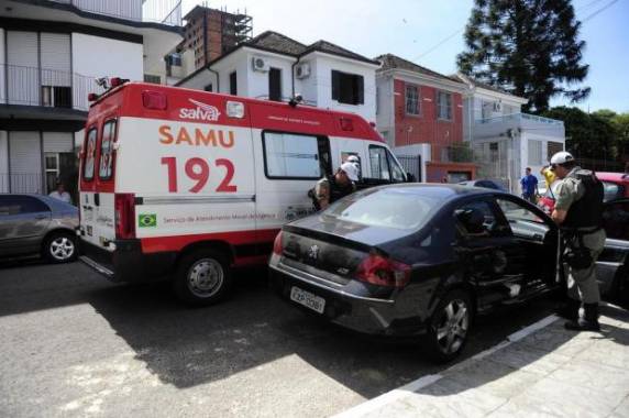 No apartamento onde aconteceu a briga, policiais do BOE apreenderam um revólver, uma balança de precisão e cocaína