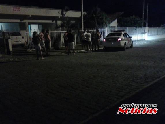 A casa onde estão os estrangeiros está localizada a cerca de 

200mt da praia