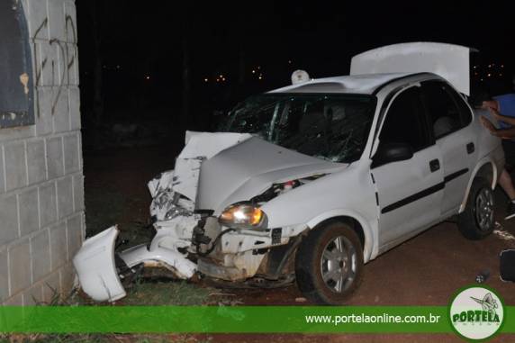 Com o impacto 

veículo ficou com a frente destruída / Foto: Sandro Medeiros