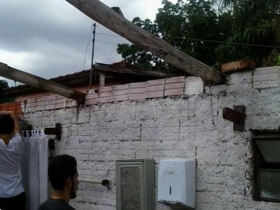 O telhado de um CTG foi derrubado e árvores caíram em diferentes pontos da 

cidade