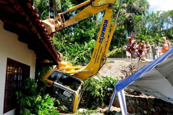 Acidente ocorreu por 

volta das 10h30 desta segunda-feira